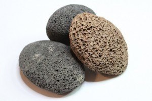 אבן טבעית לטיפול בעור יבש בכף הרגל